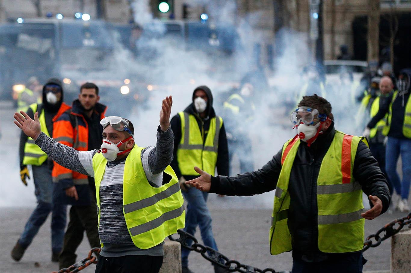 "Sarı Yelekliler" yine Paris sokaklarında